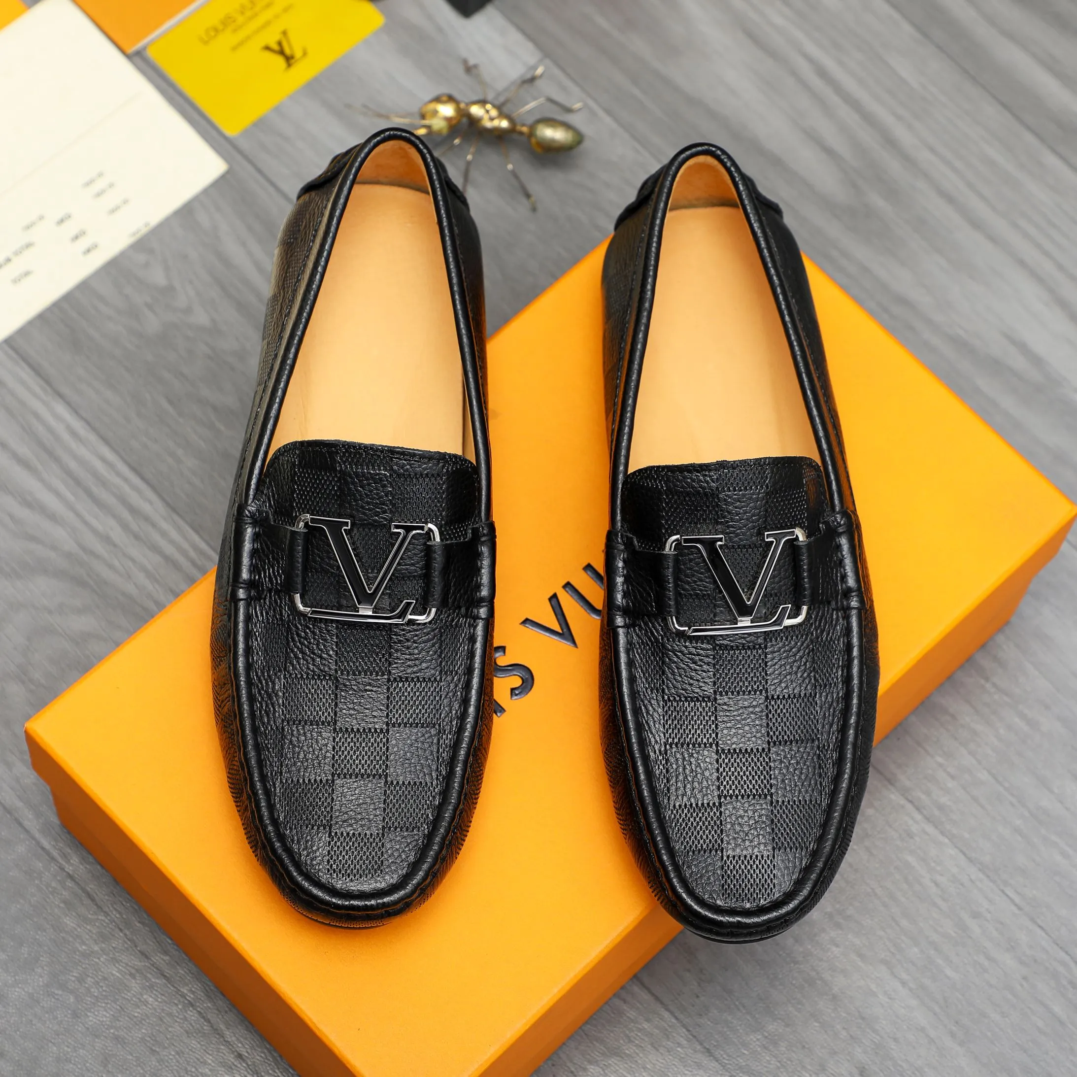 Men's shoes 💰p380 Product trademark: LV "Louis Vuitton" casual slip-on men's shoes Regular size: 38-45 Product materials: Selected classic embossed plaid upper, pigskin lining, rubber outsole